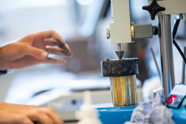 En konus senkes mot overflaten av en jordprøve i laboratoriet.